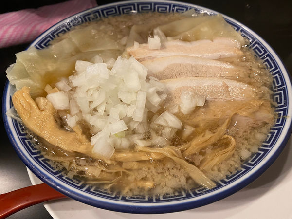 「背脂中華ワンタン🍜🍥🥢」@新潟発祥 なおじ 西新宿店の写真