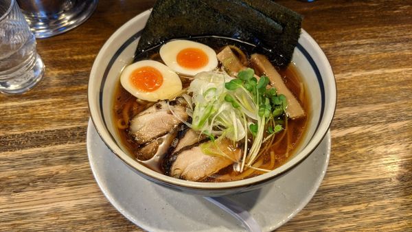 「醤油ラーメン　黒」@野田醤油ラーメン 麺屋あじくま 柏インター店の写真