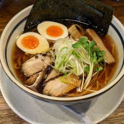醤油ラーメン　黒