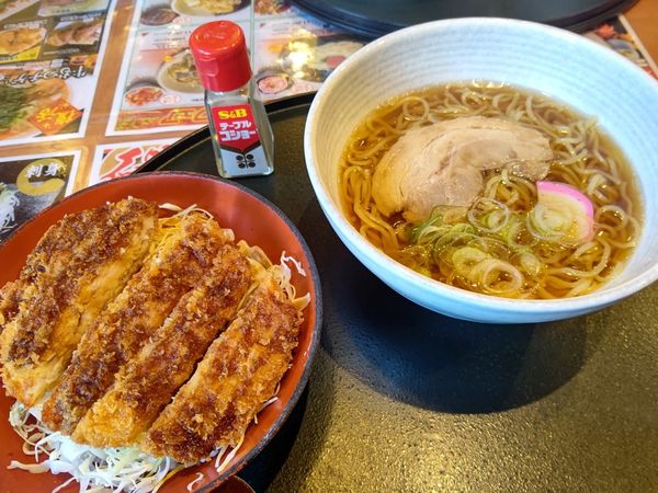 「鶏がら醤油ラーメン＋ミニチキンソースかつ丼セット1,097円」@源氏家族 吉岡店の写真