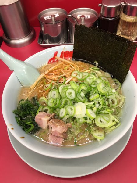 「醤油辛ネギラーメン　790円　クーポン薬味ネギ」@ラーメン山岡家 伊勢崎宮子店の写真