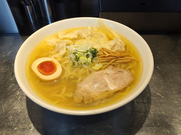 「塩ワンタンめん大盛」@自家製麺 らあめん吟の写真