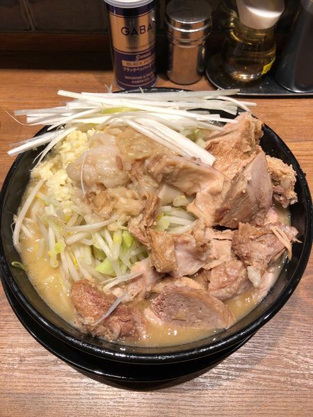 「ラーメン300g＋ニンニクアブラ＋白髪ネギ」@ラーメン豚嵐の写真