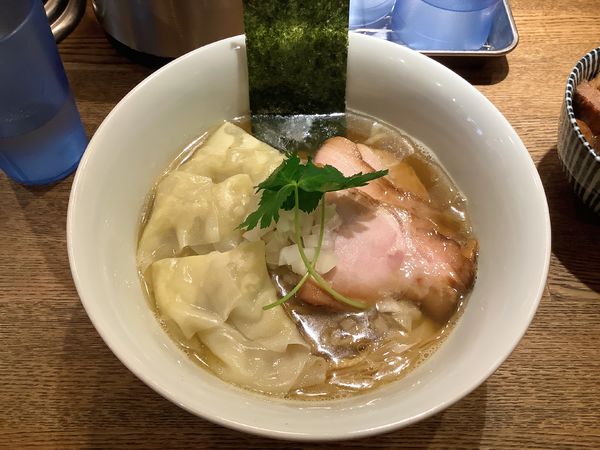 「【数量限定】焙乾睦煮干し中華そば（塩）+ワンタン」@中華そば 麺壁九年 本店の写真
