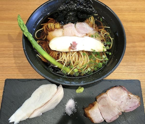 「鶏淡麗醤油らぁ麺（800円）、肉2種盛（200円）、和え玉」@らぁ麺 鬼滅の桜の写真