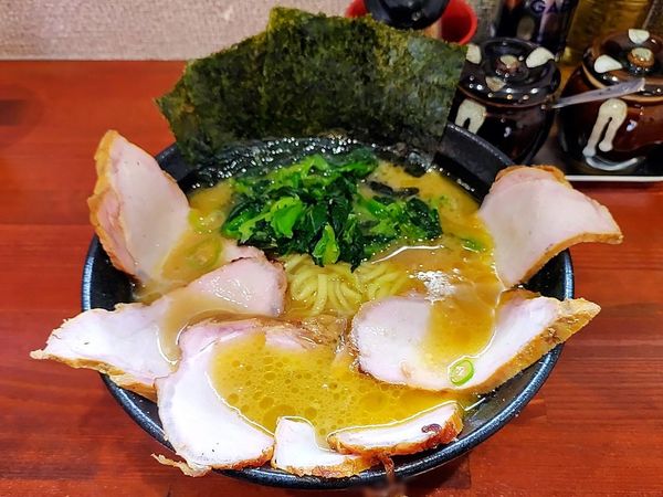 「チャーシューメン スモークロース追加2枚」@横浜家系らーめん 天王家 寒川総本店の写真