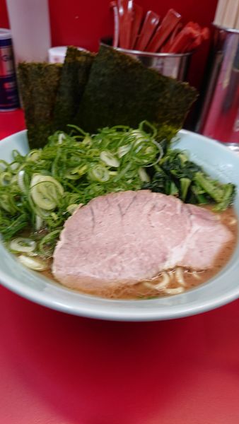 「ラーメン中 +九条ネギ ライス」@横浜ラーメン 武蔵家 大宮店の写真