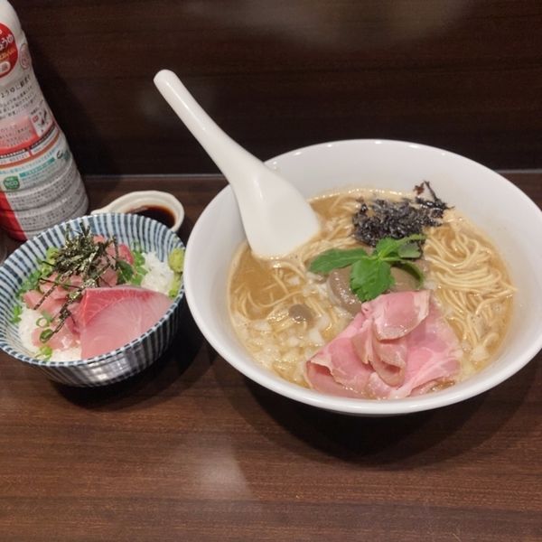 「烏賊白湯そば＋海鮮丼」@寿製麺 よしかわ 西台駅前店の写真