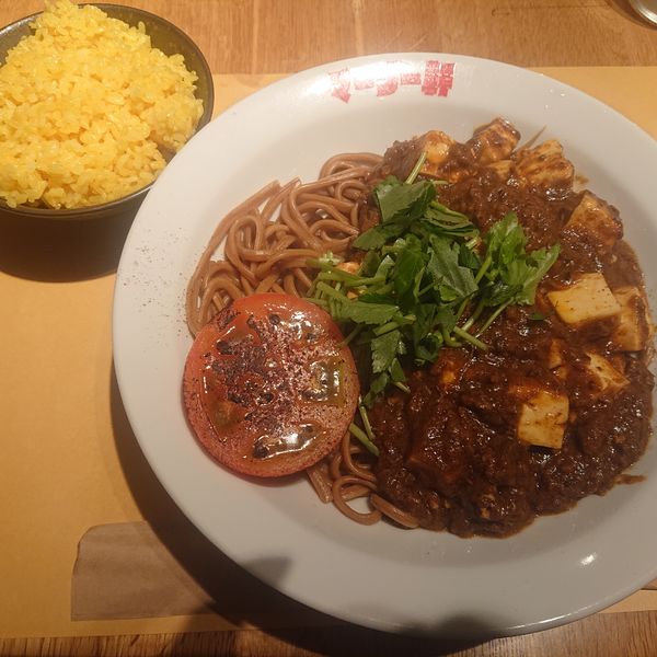 「マーリー麺900円、ターメリックライス100円、焼きトマト」@麻婆咖喱麺 マーリー軒の写真