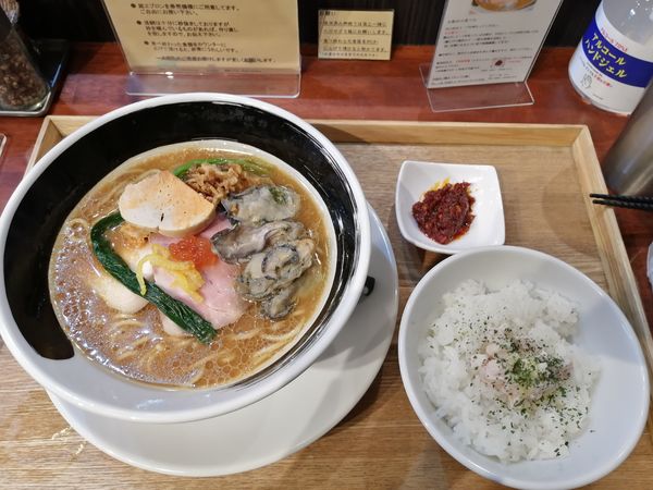「牡蠣の赤味噌そば980円魚蝦辣醤100円ガリバタ飯150円」@麺処しろくろの写真