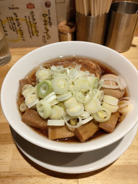 「らーめん原点　ねぎ、玉子、めんまトッピング」@人類みな麺類の写真