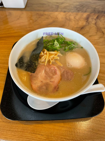 「玉子入りラーメン」@FREE-MENの写真