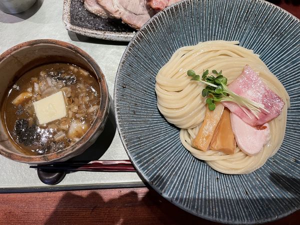 「【期間限定】「紺青」煮干しつけ麺（ニンニクバター仕立て）」@つけ麺 繁田の写真