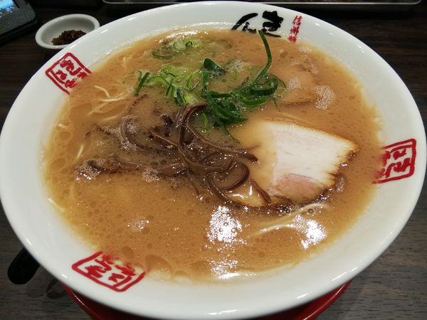 「本白味ラーメン　：かた　＋辛し高菜：サービス」@きまぐれ八兵衛 川中島店の写真