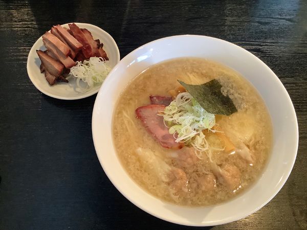 「ワンタンメン 塩+背脂+【数量限定】刻みチャーシュー」@支那ソバ 小むろの写真