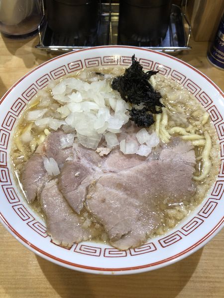 「中華そば(醤油)850円➕追加タマネギ(無料クーポン)」@背脂煮干し中華そば 和市 新橋本店の写真