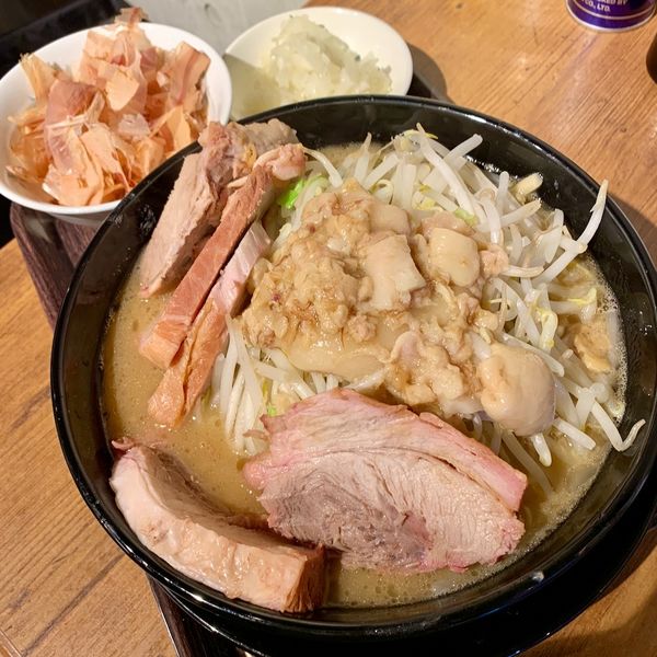 豚嵐ラーメン麺少なめ、玉ねぎ・鰹節を有料トッピング、野菜普通、ニンニクなし、背脂増し