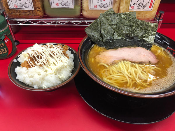 「ラーメン 中盛り 青菜抜き 固め濃い目油多め ライス大盛り」@家系ラーメン王道家直伝 との丸家 松飛台店の写真