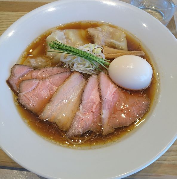 「特製中華蕎麦+ワンタン」@宍道湖しじみ中華蕎麦 琥珀 東京本店の写真