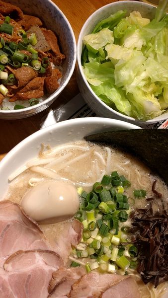 「とんこつ　味玉＆茹でキャベツトッピング+ミニもつ煮めし」@中華そば専門 めんやいただきの写真