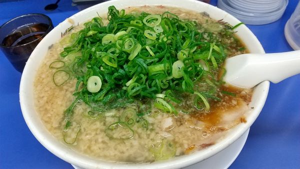 「背油醤油らーめん　大盛り　ネギ背油多め」@来来亭 萩店の写真