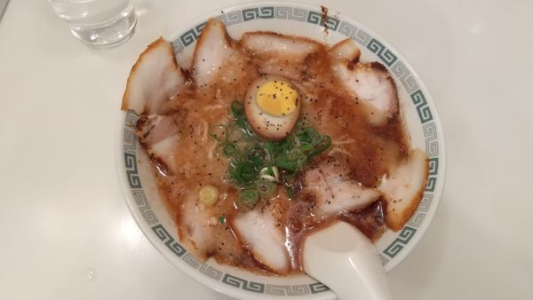 「背脂ニンニク叉焼麺（ワハハ本舗コラボ限定）1000円」@桂花ラーメン 東口駅前店の写真