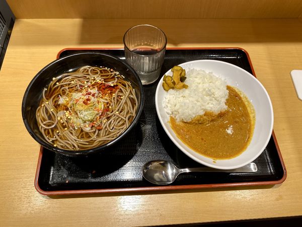 「かけそば270円 カレーライス小290円」@よもだそば 新宿西口店の写真