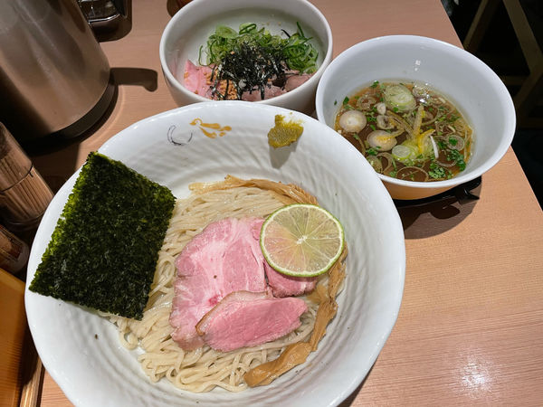 「〈夜限定〉鴨脂と蛤のつけそば、煮豚丼」@SOBAHOUSE 金色不如帰 新宿御苑本店の写真