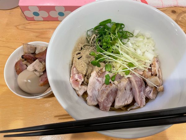 「大和肉鶏の鶏油まぜそば　煮卵、肉増し」@中華蕎麦 丸蔵の写真