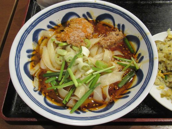 「麻辣刀削麺（900円）＋半高菜チャーハン（400円）」@三和の写真