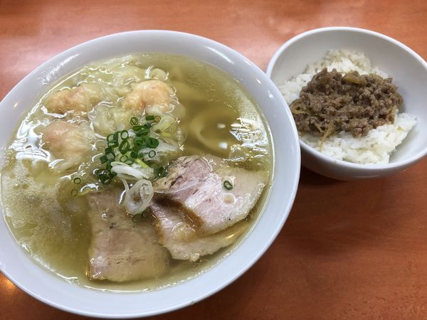 「海老ワンタンメン900円➕生姜丼100円」@日陰の写真