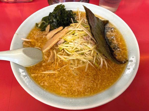 「ネギラーメン７９０円＋辛味スパイス８０円※麺硬め・アブラ多め」@ラーメンショップ 太田店の写真