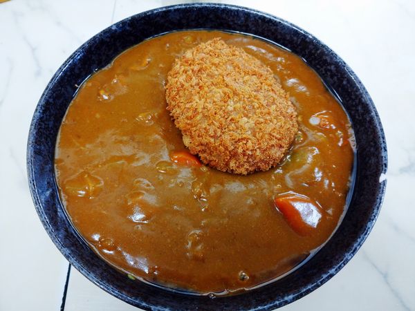 「カレーそば（450円）＋コロッケ（100円）」@大和屋の写真