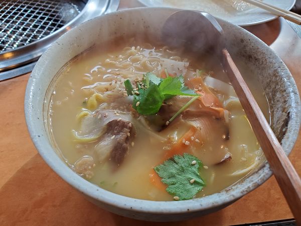 「牛骨ラーメン」@焼肉 東京山の写真