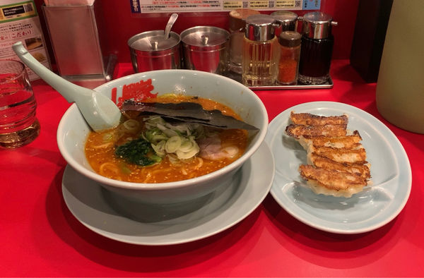 「辛味噌ラーメン 餃子」@ラーメン山岡家 蘇我店の写真