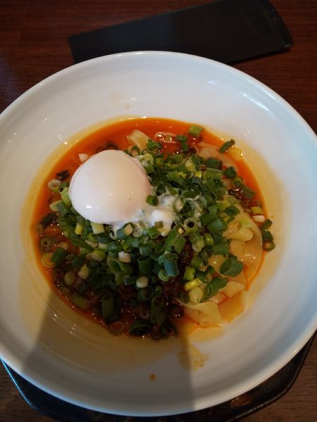 「白ゴマ汁無し坦坦麺（温玉付き）」@來杏 担担麺房 大須店の写真