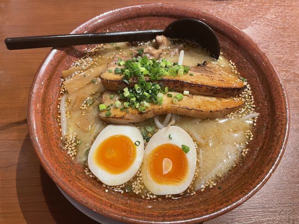 「麦味噌炙りラーメン＋炙りチャーシュー2枚」@麺や あすなろ 古河店の写真