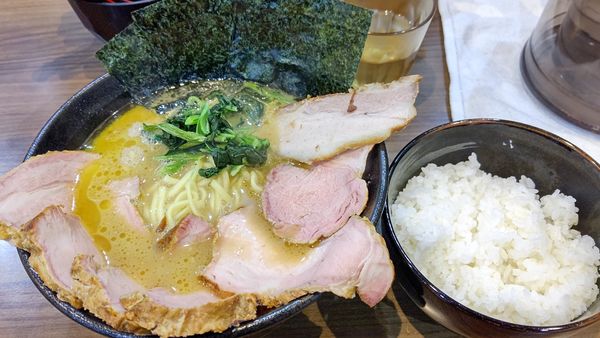 「チャーシューめん+トロバラ+半ライス」@横浜家系らーめん 天王家 寒川総本店の写真