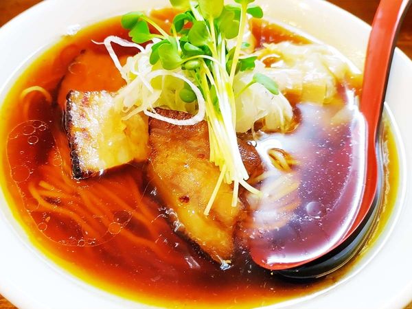 「チャーシュー肉わんたんそば（黒）」@中華そば カリフォルニアの写真