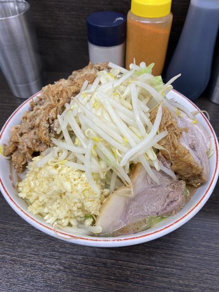 「ラーメン＋豚ほぐし＋生たまご・ヤサイ、ニンニク」@ラーメン二郎 川越店の写真