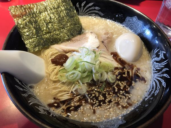 「豚骨らーめん＋味玉（ランチサービス）」@らーめん・つけめん こてんぱんの写真