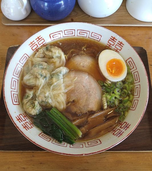「ワンタンメン 850円＋ライス(小)サービス」@ラーメンハウスSADAの写真