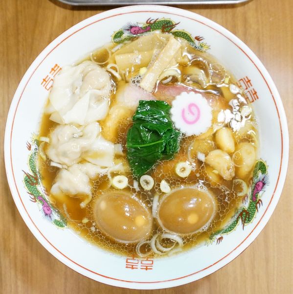 「醤油味玉ラーメン＋ワンタン」@MENクライの写真