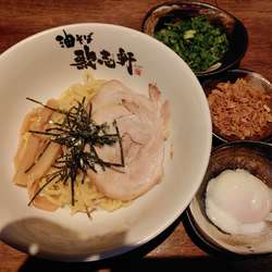 油そば　半熟玉子　揚げ玉ねぎ　きざみ青ねぎ