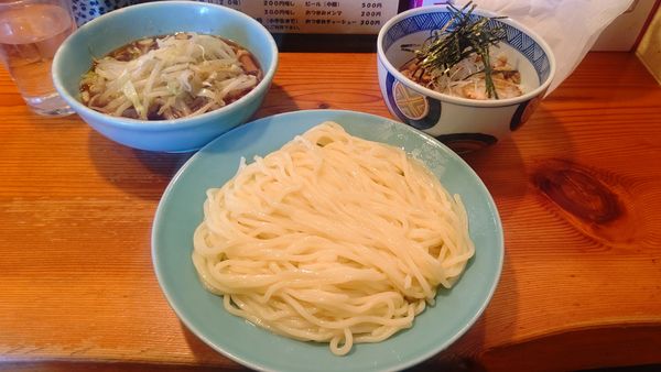 「野菜入り８００円お酢抜き&豚マヨ丼ミニ300円」@つけそば屋 麺楽の写真