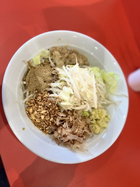 「汁なし(麺200gしょうが普通アブラ小ヤサイ小)800円」@ラーメン ノックアウトの写真