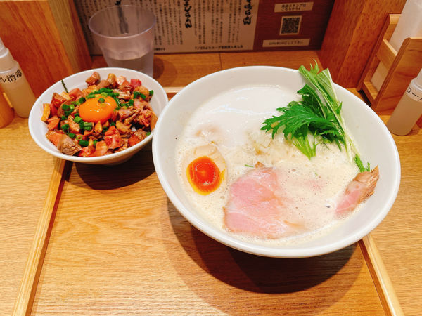 「ふく流らーめん+レアチャーシューユッケ丼」@ふく流らーめん 轍 東京高田馬場本店の写真