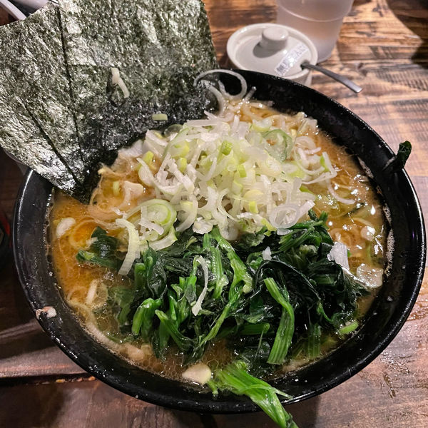 「らーめん　ほうれんそう　ねぎ」@家系ラーメン クックらの写真