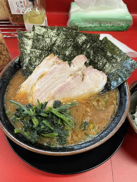 「ラーメン（チャーシュー3枚）　中盛　ノリマシ」@IEKEI_TOKYO 王道家直系の写真