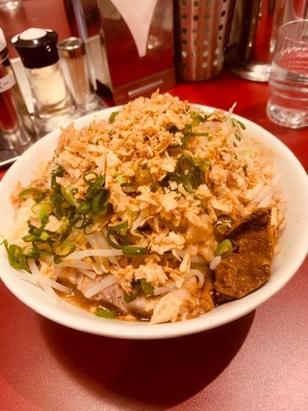 「濃厚（並盛） 900円　フライドエシャロット 50円」@豚らーめん ミドリカワの写真